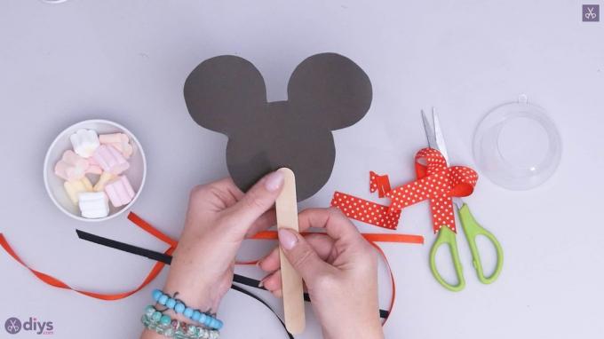 Suportul de bomboane DIY Minnie Mouse pasul 4a
