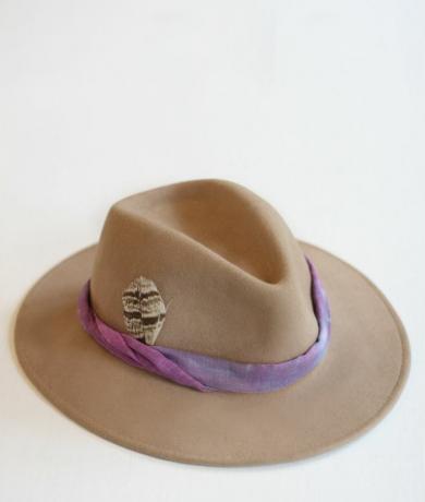 Chapéu com faixa tie dye e enfeite de penas
