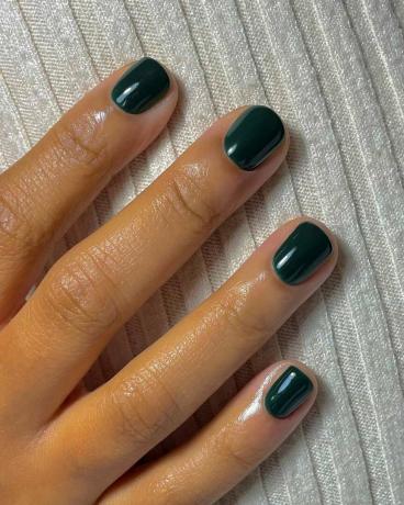 Tendencias de uñas de otoño 2023: uñas verde oscuro @paintedbyjools