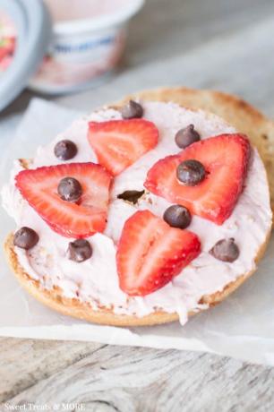 fraise-fromage-crème-chocolat-bagel-sweettreatsmore.com-one