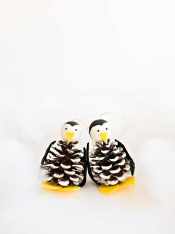 Пингвины из сосновой шишки