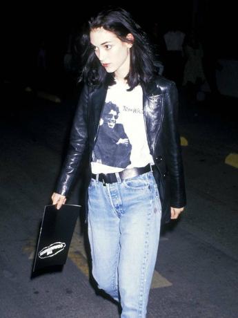 Móda 90. let: Winona Ryder v černém koženém saku a džínách