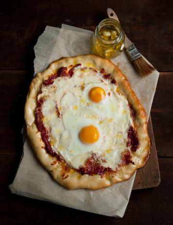 Pittige pizza met tomaat en ei