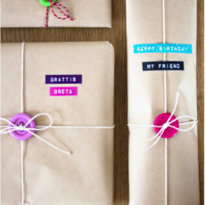 Опаковане на подаръци с хартия и копчета