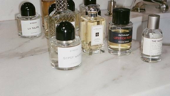 Jak zajistit, aby parfém vydržel déle: neskladujte parfém v koupelně nebo na přímém slunci