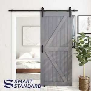 Smart Standard 36in x 84 у розсувних дверях сараю