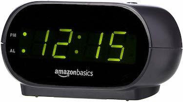 Маленький цифровий будильник Amazonbasics з нічним світлом та резервним акумулятором