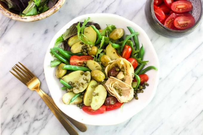 Campuran salad nicoise vegan