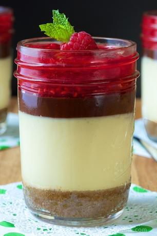 Tarta de queso en capas con frambuesa en un frasco