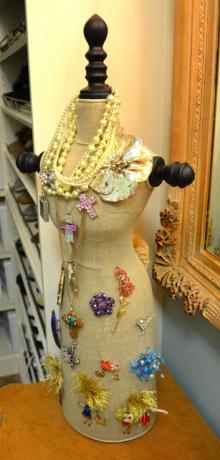 Expositor de joias em forma de vestido