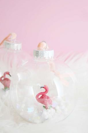 Ornamentos de globo de neve de flamingo rosa