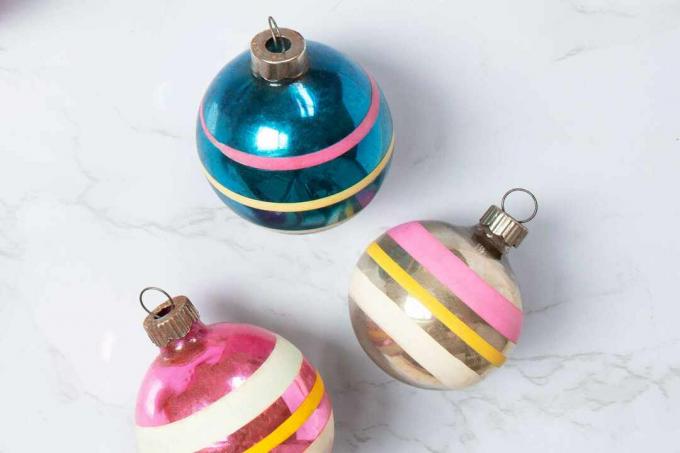 un gruppo di ornamenti vintage a sfera di vetro