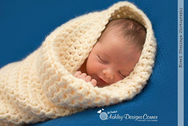 껴안고 버그 누에고치 크로 셰 뜨개질 패턴에서 잠자는 아기