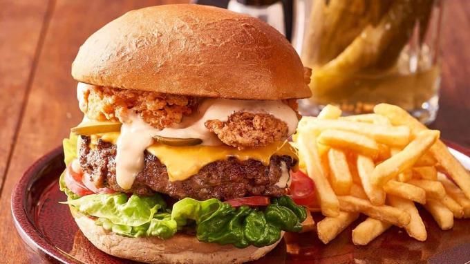 Beef Burger mit frittiertem Speck und Tausend-Insel-Dressing