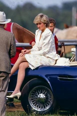 Prinzessin Diana fährt Outfits: 1987 trug sie einen blass bedruckten Rockanzug zu Ascot