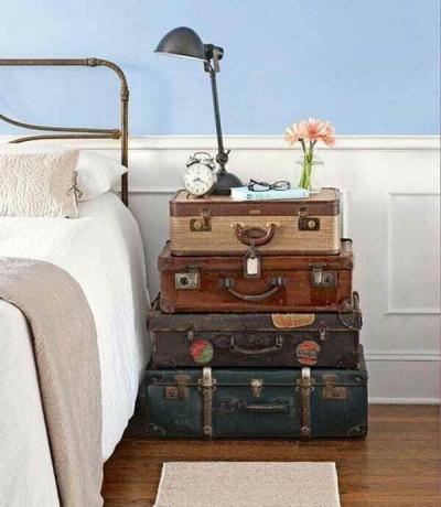 Koffer opgestapeld nachtkastje