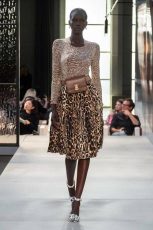 Модни тенденции пролет лято 2019: пола с леопардови щампи и топ с тигрови щампи в Burberry