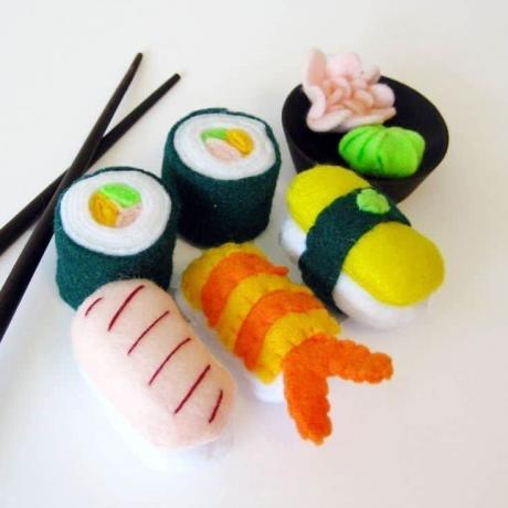 Costurado à mão, detalhe de sushi de feltro kawaii