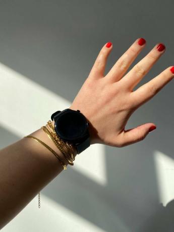 여성을 위한 최고의 스마트워치: Elinor는 금 팔찌와 함께 명예 시계를 착용합니다.