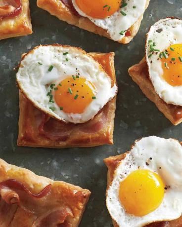 Telur goreng dan bacon puff pastry squares