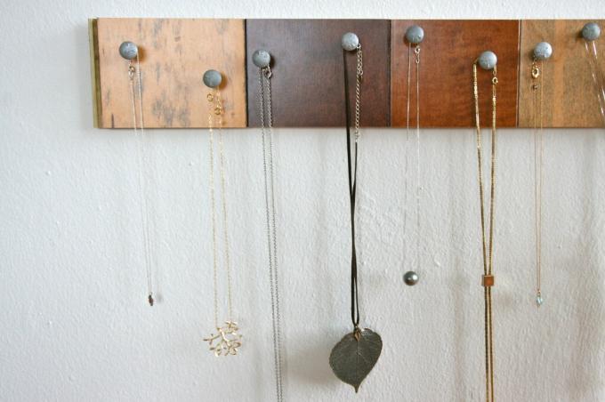DIY držák šperků na dřevěné dlaždice
