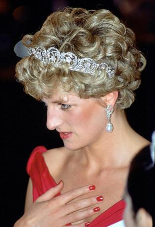 Najkrajší vzhľad princeznej Diany: Jasne červený lak na nechty