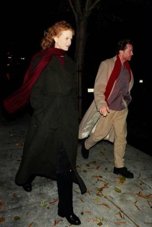90년대 최고의 가을 의상: Nicole Kidman은 검은 코트와 적갈색 스카프를 착용합니다.