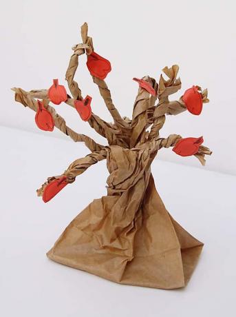 पेपर बैग सेब का पेड़