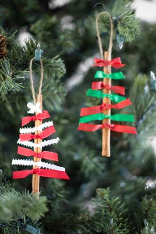Skořicová tyčinka a stuha vánoční stromeček