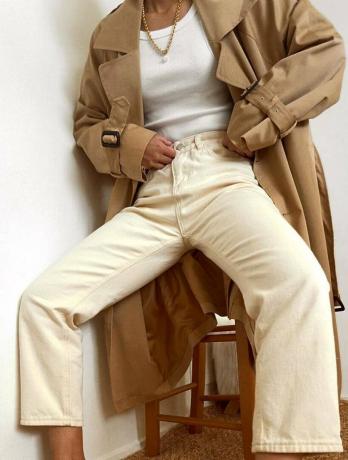 Идеи легкого наряда: бежевый и кремовый наряд с тренчем, джинсами и жемчужными украшениями.