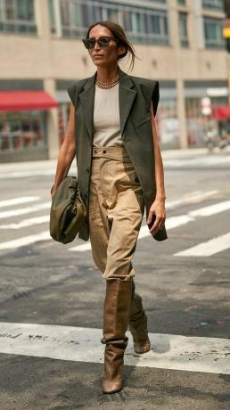 ニューヨークファッションウィークのストリートスタイルトレンド2019：チョッキとズボンのLoulou DeSaisonがニーハイブーツに押し込まれています