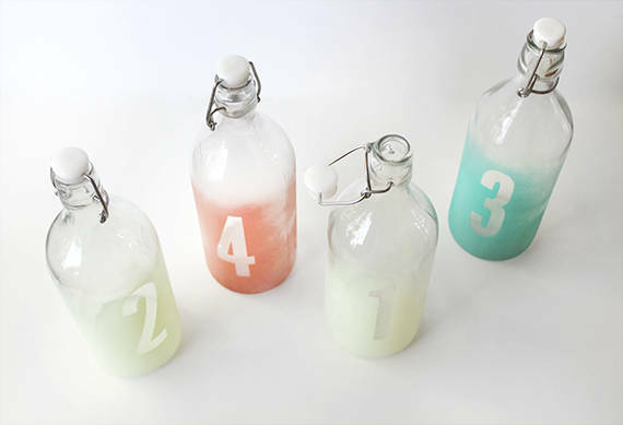 Renkli kazınmış cam şişeler