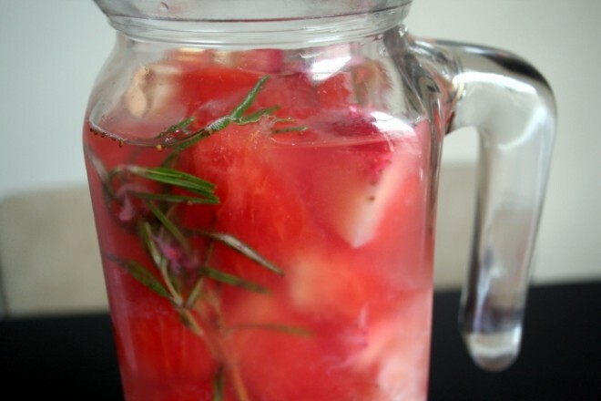 Jordbær rosmarin vitamin vand 660x440