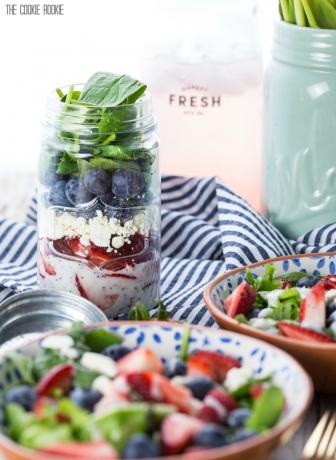 Tarro de ensalada de frutas y queso feta