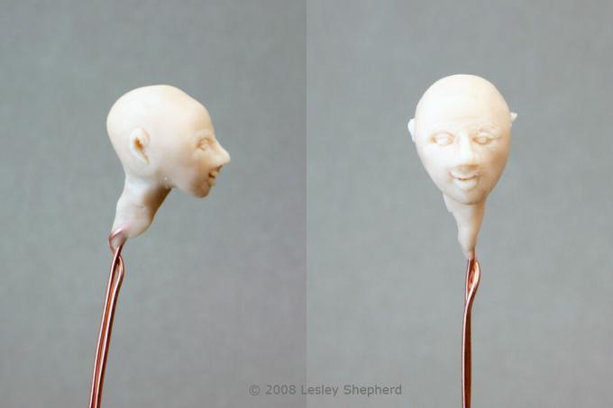 Adicionando um pescoço e suavizando as características finais em uma escultura de cabeça de boneca em miniatura