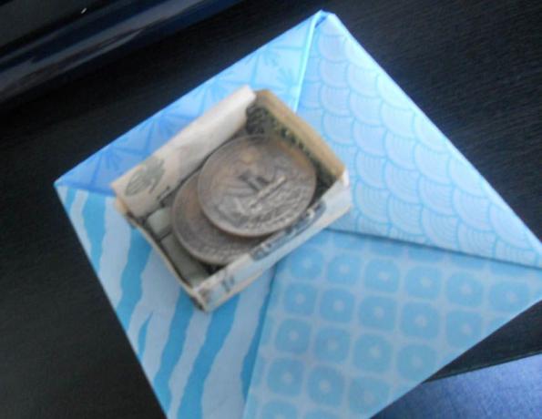 Kvartaler inne i en origami dollar seddelboks