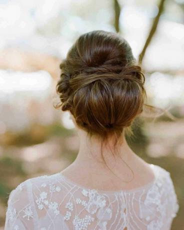 Acconciature da sposa romantiche con chignon basso