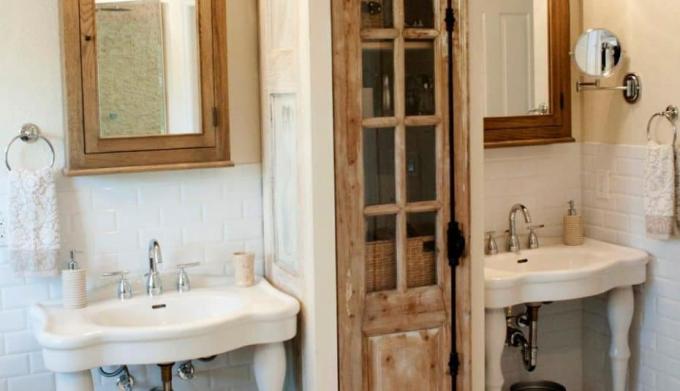 Rustikálna kúpeľňová skrinka medzi stojacimi umývadlami