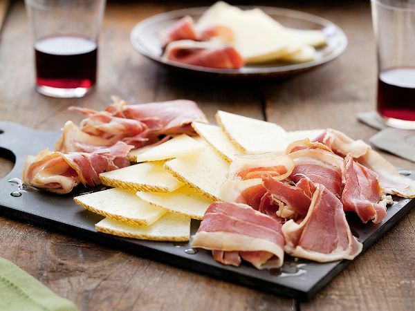 Ham en kaasplankje in Spaanse stijl