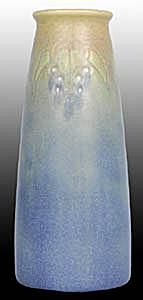 Vase Rookwood avec un design primitif