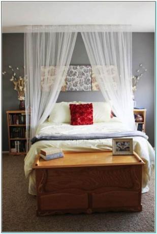 DIY cenově dostupná postel s baldachýnem