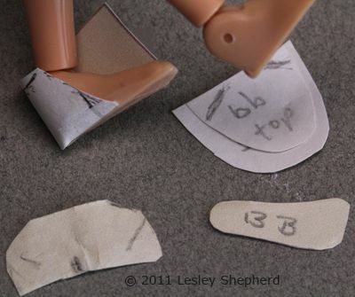Marcando um padrão de salto para sapatos de boneca com ajuste personalizado.