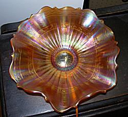 „Fenton Carnival Glass Smooth Rays“ su „Scale Band Marigold Bowl“