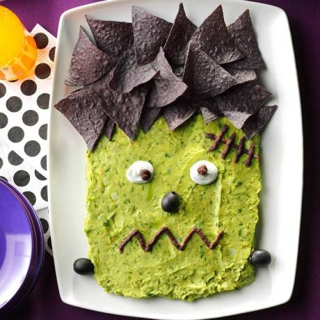 Frankenstein nachos a guacamole