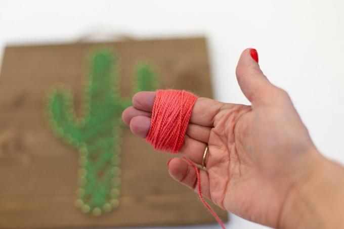 Envelopper du fil pour créer un joli art fictif de cactus
