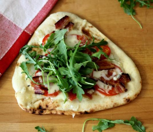Blt pizza na chlebie naan