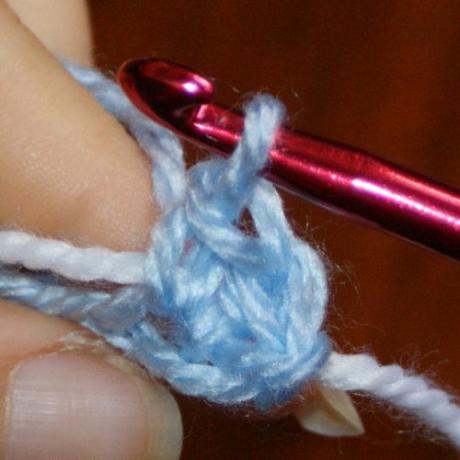 Tutoriel de crochet de tapisserie: le deuxième point de crochet simple est terminé.