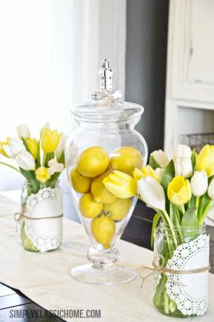 Яскраві лимони у скляній вазі
