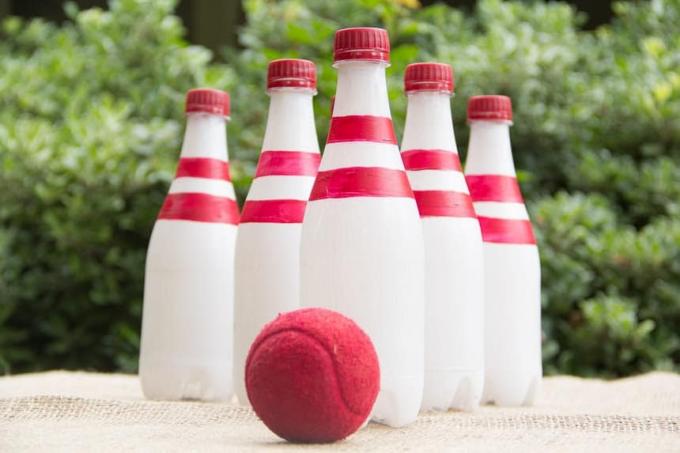 Bowling con pallina da tennis in bottiglia riciclata