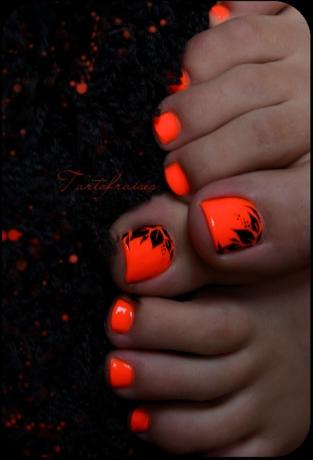 Unhas dos pés florais laranja